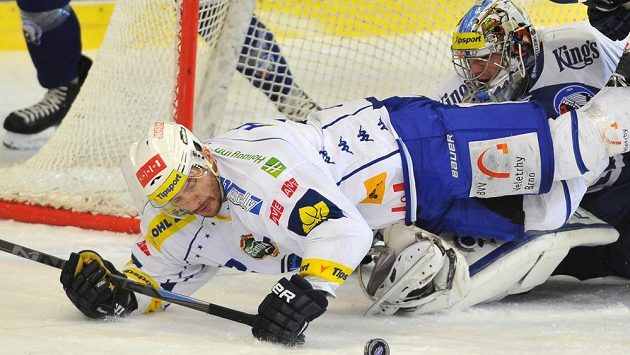 Brankář Plzně Matěj Machovský a kapitán Brna Leoš Čermák (v popředí). Brankář Plzně Matěj Machovský a kapitán Brna Leoš Čermák (v popředí).