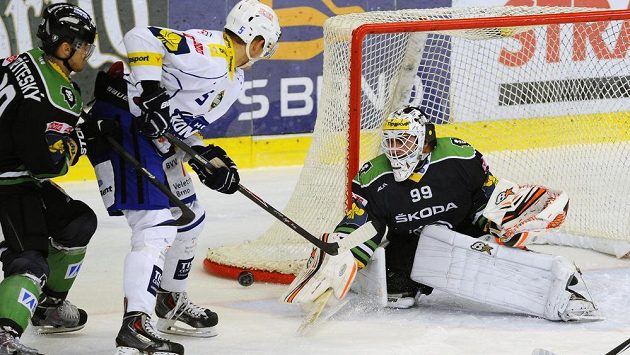 Brankář Mladé Boleslavi Martin Růžička zasahuje před brněnským Vondráčkem.. Brankář Mladé Boleslavi Martin Růžička zasahuje před brněnským Vondráčkem..