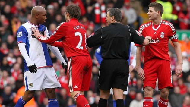 El Hadji Diouf (vlevo) měl už během angažmá v Blackburnu výhrady ke Stevenu Gerrardovi (zcela vpravo). El Hadji Diouf (vlevo) měl už během angažmá v Blackburnu výhrady ke Stevenu Gerrardovi (zcela vpravo).