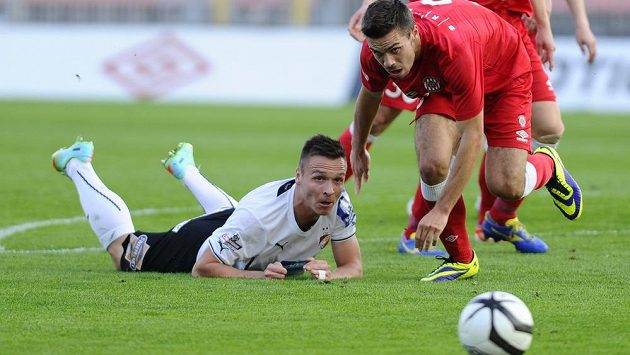 Plzeňský Stanislav Tecl (vlevo) a Petr Buchta z Brna sledují, kde skončí míč. V síti to ale nebylo... Plzeňský Stanislav Tecl (vlevo) a Petr Buchta z Brna sledují, kde skončí míč. V síti to ale nebylo...