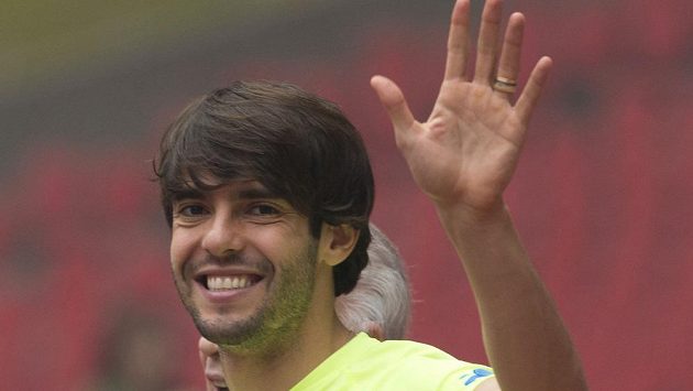 Brazilec Kaká při tréninku před utkáním s Argentinou v Pekingu v roce 2014. Brazilec Kaká při tréninku před utkáním s Argentinou v Pekingu v roce 2014.