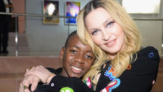 Slavná zpěvačka Madonna s adoptovaným synkem Davidem Bandou. Slavná zpěvačka Madonna s adoptovaným synkem Davidem Bandou.