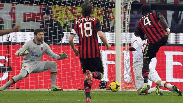 Záložník AC Milán Sulley Muntari (vpravo) střílí vyrovnávací gól do sítě AS Řím. Záložník AC Milán Sulley Muntari (vpravo) střílí vyrovnávací gól do sítě AS Řím.