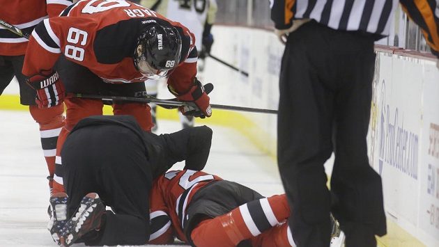Jaromír Jágr a lékař Devils se sklánějí nad Patrikem Eliášem, který po souboji a následném nárazu do hrazení zůstal ležet na ledě a zápas s Pittsburgem nedohrál. Jaromír Jágr a lékař Devils se sklánějí nad Patrikem Eliášem, který po souboji a následném nárazu do hrazení zůstal ležet na ledě a zápas s Pittsburgem nedohrál.