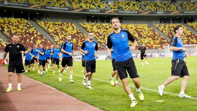 Plzeňský Marek Bakoš na předzápasovém tréninku v Bukurešti Plzeňský Marek Bakoš na předzápasovém tréninku v Bukurešti