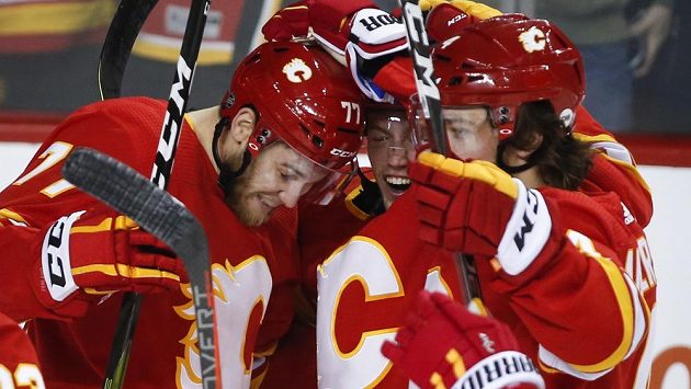 Hokejisté Calgary se radují z branky Hokejisté Calgary se radují z branky