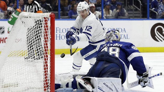 Andrej Vasilevskij (88) z Tampy Bay neuvěřitelným způsobem vyškrábl betonem jistý gól. Andrej Vasilevskij (88) z Tampy Bay neuvěřitelným způsobem vyškrábl betonem jistý gól.