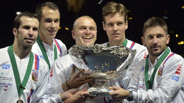 Vítězný český tým. Zleva Radek Štěpánek, Lukáš Rosol, nehrající kapitán Vladimír Šafařík, Tomáš Berdych a Jan Hájek. Vítězný český tým. Zleva Radek Štěpánek, Lukáš Rosol, nehrající kapitán Vladimír Šafařík, Tomáš Berdych a Jan Hájek.