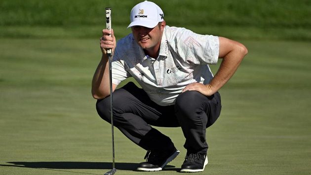Americký golfista Jason Kokrak odehrál na turnaji CJ Cup v Las Vegas takřka bezchybné poslední kolo a při svém 233. startu na okruhu PGA Tour se po deseti letech mezi elitou dočkal premiérového titulu. Americký golfista Jason Kokrak odehrál na turnaji CJ Cup v Las Vegas takřka bezchybné poslední kolo a při svém 233. startu na okruhu PGA Tour se po deseti letech mezi elitou dočkal premiérového titulu.