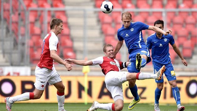 Obránce Slovanu Liberec Lukáš Pokorný (druhý zprava) a záložník Slavie Karel Piták. Obránce Slovanu Liberec Lukáš Pokorný (druhý zprava) a záložník Slavie Karel Piták.