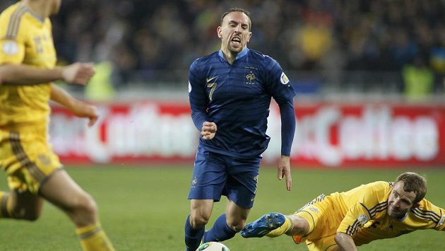 Ukrajinští fotbalisté pomalu nedovolovali Francouzům ani dýchat. Na snímku uniká svým strážcům Ribéry (uprostřed). Ukrajinští fotbalisté pomalu nedovolovali Francouzům ani dýchat. Na snímku uniká svým strážcům Ribéry (uprostřed).