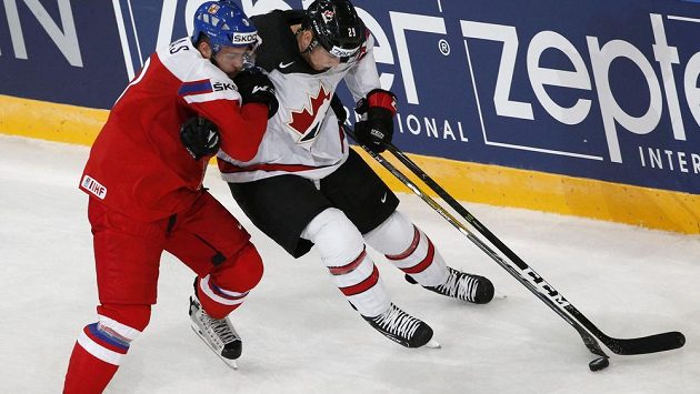Český obránce Radko Gudas v souboji Kanaďanem Natem Mackinnonem v utkání na mistrovství světa. Český obránce Radko Gudas v souboji Kanaďanem Natem Mackinnonem v utkání na mistrovství světa.