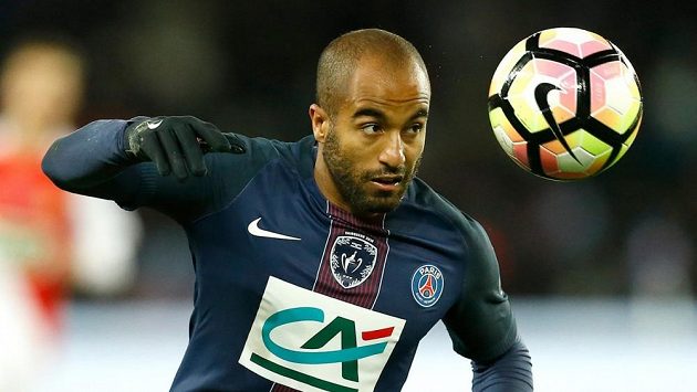 Lucas Moura, brazilský fotbalista, který hraje za Paris Saint-Germain, se stal vyslancem ledního hokeje při MS, které pořádá Paříž a Kolín nad Rýnem. Lucas Moura, brazilský fotbalista, který hraje za Paris Saint-Germain, se stal vyslancem ledního hokeje při MS, které pořádá Paříž a Kolín nad Rýnem.