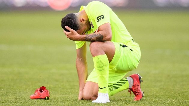Zdrcený Rafael Acosta ze Zbrojovky Brno po prohře s Duklou. Zdrcený Rafael Acosta ze Zbrojovky Brno po prohře s Duklou.