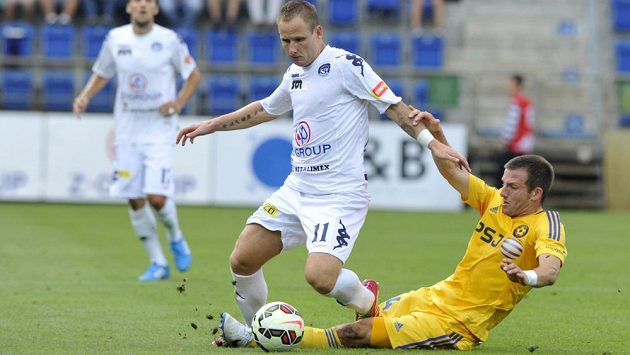 Jiří Valenta ze Slovácka (vlevo) uniká Tomáši Markovi z Jihlavy. Jiří Valenta ze Slovácka (vlevo) uniká Tomáši Markovi z Jihlavy.