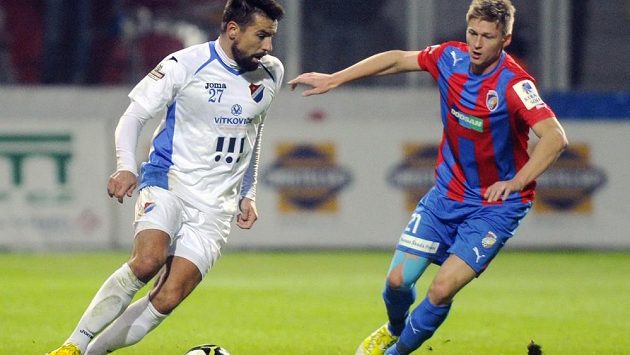Plzeňský zadák Václav Procházka (vpravo) pečlivě střeží ostravského Milana Baroše. Plzeňský zadák Václav Procházka (vpravo) pečlivě střeží ostravského Milana Baroše.