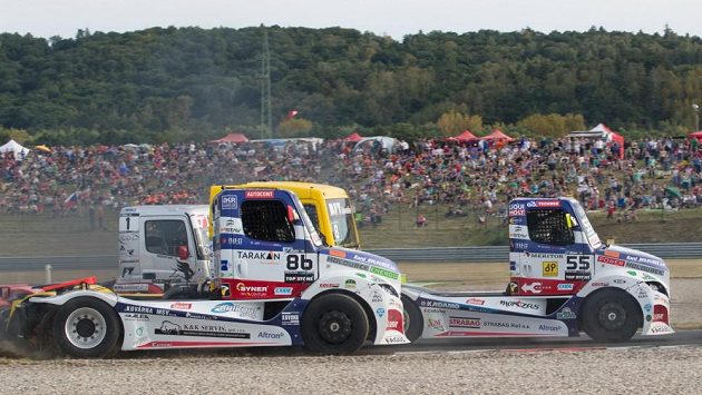Jezdci Buggyry Adam Lacko (55) a Jiří Forman (86) při závodu v Mostě. Jezdci Buggyry Adam Lacko (55) a Jiří Forman (86) při závodu v Mostě.