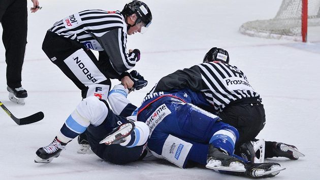 Vlevo Jaroslav Vlach z Liberce a Michal Barinka z Brna při potyčce. Vlevo Jaroslav Vlach z Liberce a Michal Barinka z Brna při potyčce.