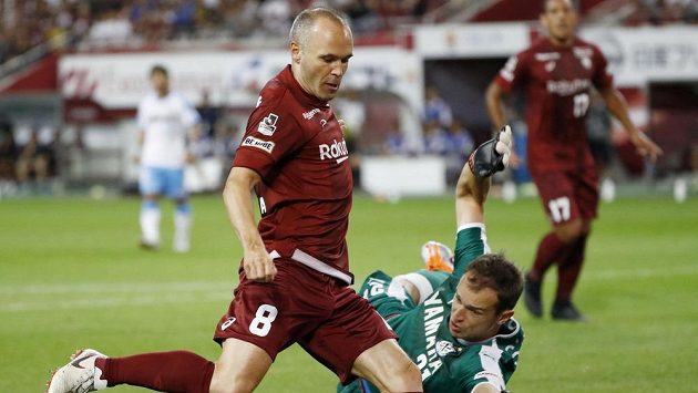 Andres Iniesta z Vissel Kobe dává svůj první gól v J, League při utkání s týmem Jubilo Iwata. Andres Iniesta z Vissel Kobe dává svůj první gól v J, League při utkání s týmem Jubilo Iwata.