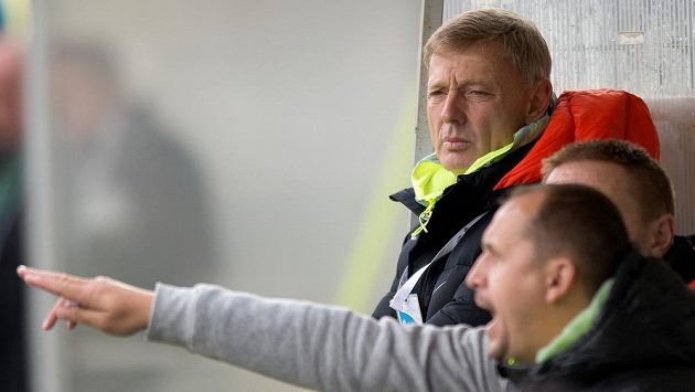 Trenér Sparty Praha Zdeněk Ščasný (vzadu) během utkání na stadiónu U Litavky v Příbrami. Trenér Sparty Praha Zdeněk Ščasný (vzadu) během utkání na stadiónu U Litavky v Příbrami.