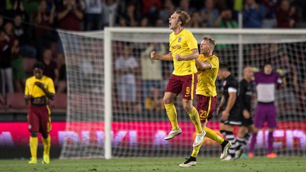 Bořek Dočkal ze Sparty oslavuje svůj druhý gól v zápase 4. předkola Evropské ligy proti Thunu. Bořek Dočkal ze Sparty oslavuje svůj druhý gól v zápase 4. předkola Evropské ligy proti Thunu.