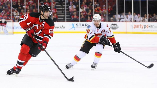 Útočník New Jersey Jaromír Jágr (vlevo) v duelu s Calgary. Vpravo bruslí křídelník Flames Curtis Glencross. Útočník New Jersey Jaromír Jágr (vlevo) v duelu s Calgary. Vpravo bruslí křídelník Flames Curtis Glencross.