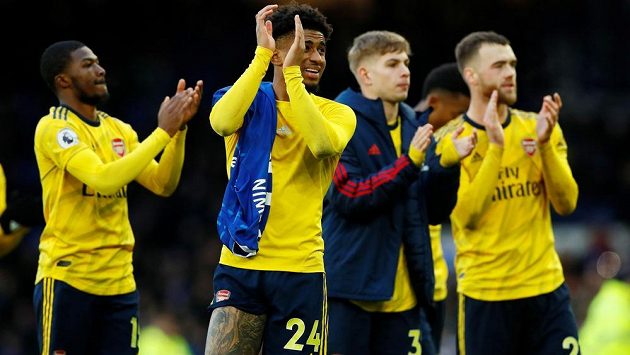 Fotbalisté Arsenalu děkují fanouškům za podporu během utkání Premier League na půdě Evertonu. Fotbalisté Arsenalu děkují fanouškům za podporu během utkání Premier League na půdě Evertonu.