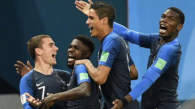 Rozjásaní Francouzi (zleva) Antoine Griezmann, střelec jediného gólu v duelu s Belgií Samuel Umtiti, Raphaël Varane a Paul Pogba. Rozjásaní Francouzi (zleva) Antoine Griezmann, střelec jediného gólu v duelu s Belgií Samuel Umtiti, Raphaël Varane a Paul Pogba.