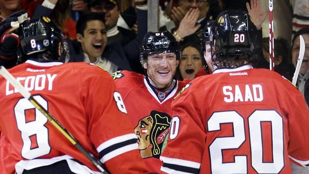 Slovák Marián Hossa (uprostřed) se raduje z trefy do sítě Minnesoty během prvního duelu série druhého kola play off. Slovák Marián Hossa (uprostřed) se raduje z trefy do sítě Minnesoty během prvního duelu série druhého kola play off.