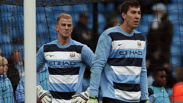 Naštvaný gólman Manchesteru City Joe Hart (vlevo) se musí smířit s rolí náhradníka. Jedničkou anglického celku je momentálně Costel Pantilimon. Naštvaný gólman Manchesteru City Joe Hart (vlevo) se musí smířit s rolí náhradníka. Jedničkou anglického celku je momentálně Costel Pantilimon.