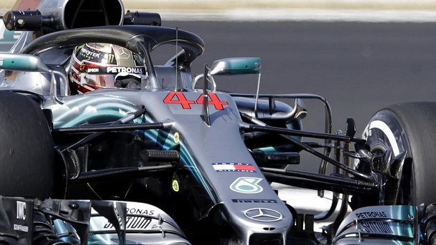 Lewis Hamilton během tréninku na Velkou cenu Británie. Lewis Hamilton během tréninku na Velkou cenu Británie.