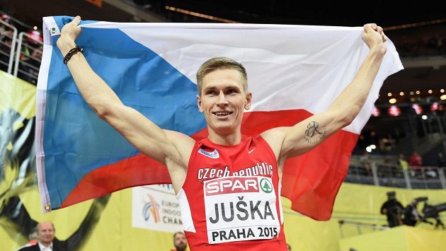 Dálkař Radek Juška na archivním snímku oslavuje stříbro v O2 areně v Praze. Dálkař Radek Juška na archivním snímku oslavuje stříbro v O2 areně v Praze.