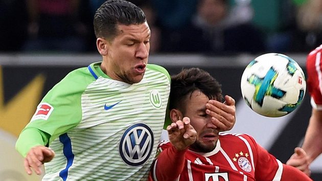 Jeffrey Bruma (vlevo) z Wolfsburgu a Juan Bernat z Bayernu. Jeffrey Bruma (vlevo) z Wolfsburgu a Juan Bernat z Bayernu.