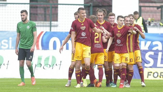 Radost fotbalistů Dukly po vedoucím gólu v Příbrami. Radost fotbalistů Dukly po vedoucím gólu v Příbrami.