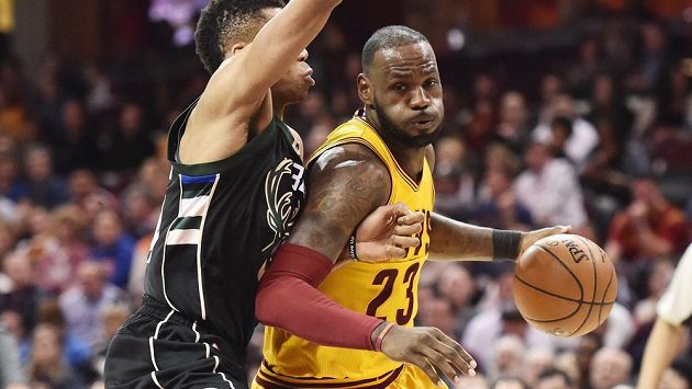 Hvězda Clevelandu LeBron James (vpravo) obchází bránícího Giannise Antetokounmpoa z Milwaukee. Hvězda Clevelandu LeBron James (vpravo) obchází bránícího Giannise Antetokounmpoa z Milwaukee.