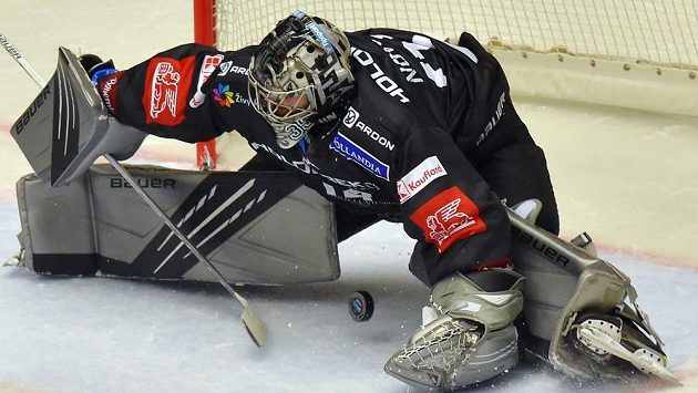 Brankář Karlových Varů Filip Novotný při zákroku v duelu s Plzní. Brankář Karlových Varů Filip Novotný při zákroku v duelu s Plzní.