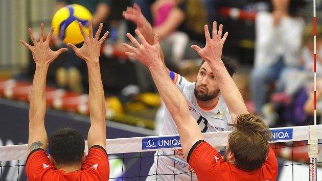 Zleva Sercan Yüksel Bidak z Ankary, Lukasz Wiese z Karlovarska a Lincoln Williams z Ankary Zleva Sercan Yüksel Bidak z Ankary, Lukasz Wiese z Karlovarska a Lincoln Williams z Ankary