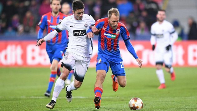 Plzeňský Daniel Kolář bojuje o míč Markem Jankovičem z Partizanu. Plzeňský Daniel Kolář bojuje o míč Markem Jankovičem z Partizanu.