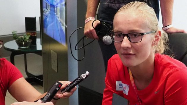 Výškařka Michaela Hrubá rozdává rozhovory v dějišti světového šampionátu v Londýně. Výškařka Michaela Hrubá rozdává rozhovory v dějišti světového šampionátu v Londýně.