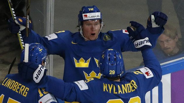 Švédská hvězda Nicklas Bäckström slaví se spoluhráči gól v síti Švýcarska během čtvrtfinále mistrovství světa. Švédská hvězda Nicklas Bäckström slaví se spoluhráči gól v síti Švýcarska během čtvrtfinále mistrovství světa.