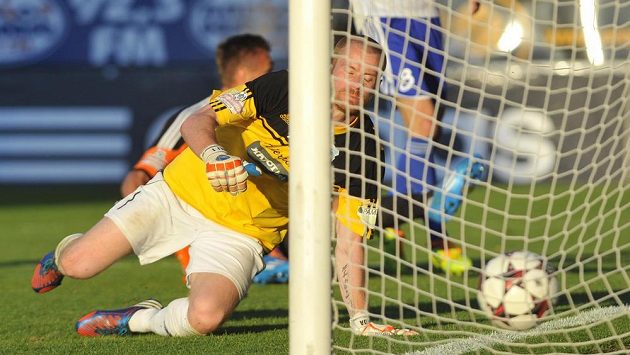 Brankář Znojma Vlastimil Hrubý inkasuje druhý gól v utkání s Olomoucí. Brankář Znojma Vlastimil Hrubý inkasuje druhý gól v utkání s Olomoucí.