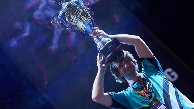 Přední český hráč Hearthstone Oldřich „Faeli“ Mahdal s pohárem pro mistra ČR. Archivní foto Přední český hráč Hearthstone Oldřich „Faeli“ Mahdal s pohárem pro mistra ČR. Archivní foto