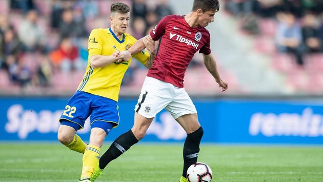 Lukáš Bartošák v dresu Zlína a Adam Hložek ze Sparty během ligového utkání v Praze. Lukáš Bartošák v dresu Zlína a Adam Hložek ze Sparty během ligového utkání v Praze.