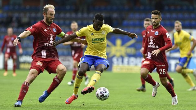 Zleva Roman Hubník z Olomouce, Youba Dramé ze Zlína a Martin Hála. Zleva Roman Hubník z Olomouce, Youba Dramé ze Zlína a Martin Hála.