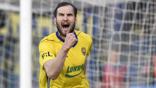 Tomáš Poznar ze Zlína se raduje z gólu poté, co proměnil penaltu. Tomáš Poznar ze Zlína se raduje z gólu poté, co proměnil penaltu.