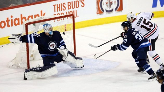 Conor Hellebuyck dělal v utkání s Chicagem co mohl, prohře Winnipegu však nezabránil. Conor Hellebuyck dělal v utkání s Chicagem co mohl, prohře Winnipegu však nezabránil.