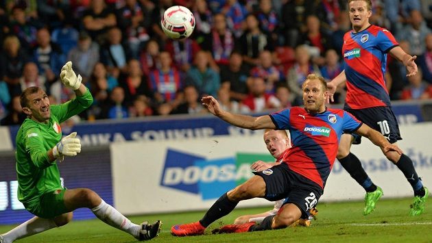 Daniel Kolář (vpravo) zakončuje v zápase s Vojvodinou Novi Sad. Vlevo brankář Srdjan Žakula. Daniel Kolář (vpravo) zakončuje v zápase s Vojvodinou Novi Sad. Vlevo brankář Srdjan Žakula.
