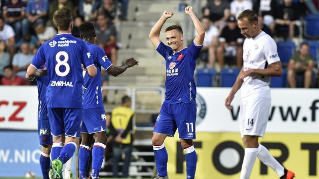 Stanislav Tecl (uprostřed) se raduje se spoluhráči ze Slavie ze třetího gólu proti Slovácku. Stanislav Tecl (uprostřed) se raduje se spoluhráči ze Slavie ze třetího gólu proti Slovácku.