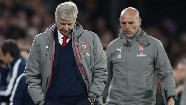 Trenér Arsenalu Arséne Wenger zklamaně odchází ze stadiónu Crystal Palace. Trenér Arsenalu Arséne Wenger zklamaně odchází ze stadiónu Crystal Palace.