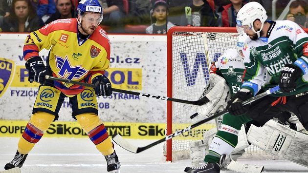 Útočník Luboš Rob z Českých Budějovic před gólmanem Karlových Varů Tomášem Závorkou. Vpravo je Martin Rýgl. Útočník Luboš Rob z Českých Budějovic před gólmanem Karlových Varů Tomášem Závorkou. Vpravo je Martin Rýgl.